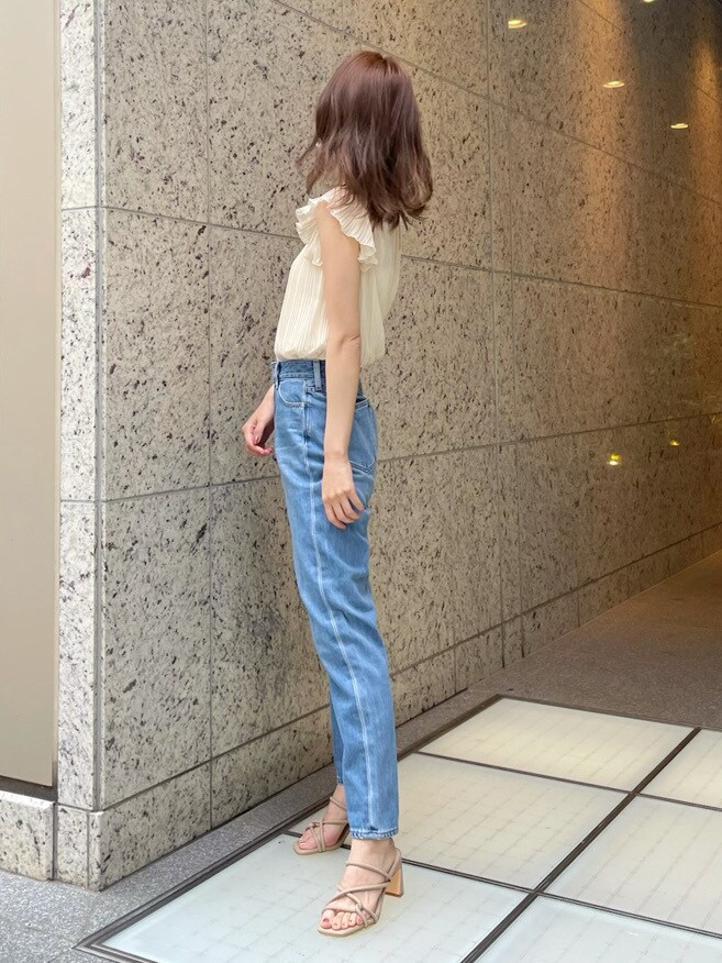 ブルー系のその他パンツを着用したレディースの春コーディネートの3枚目の写真