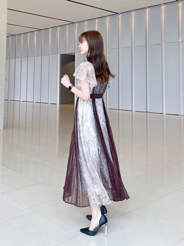 「MERCURYDUOのレースプリーツスイッチングドレス（ワンピース、ホワイト系）」を使った、長澤 実果さん（レディース・160cm）の夏コーディネートの3枚目の写真