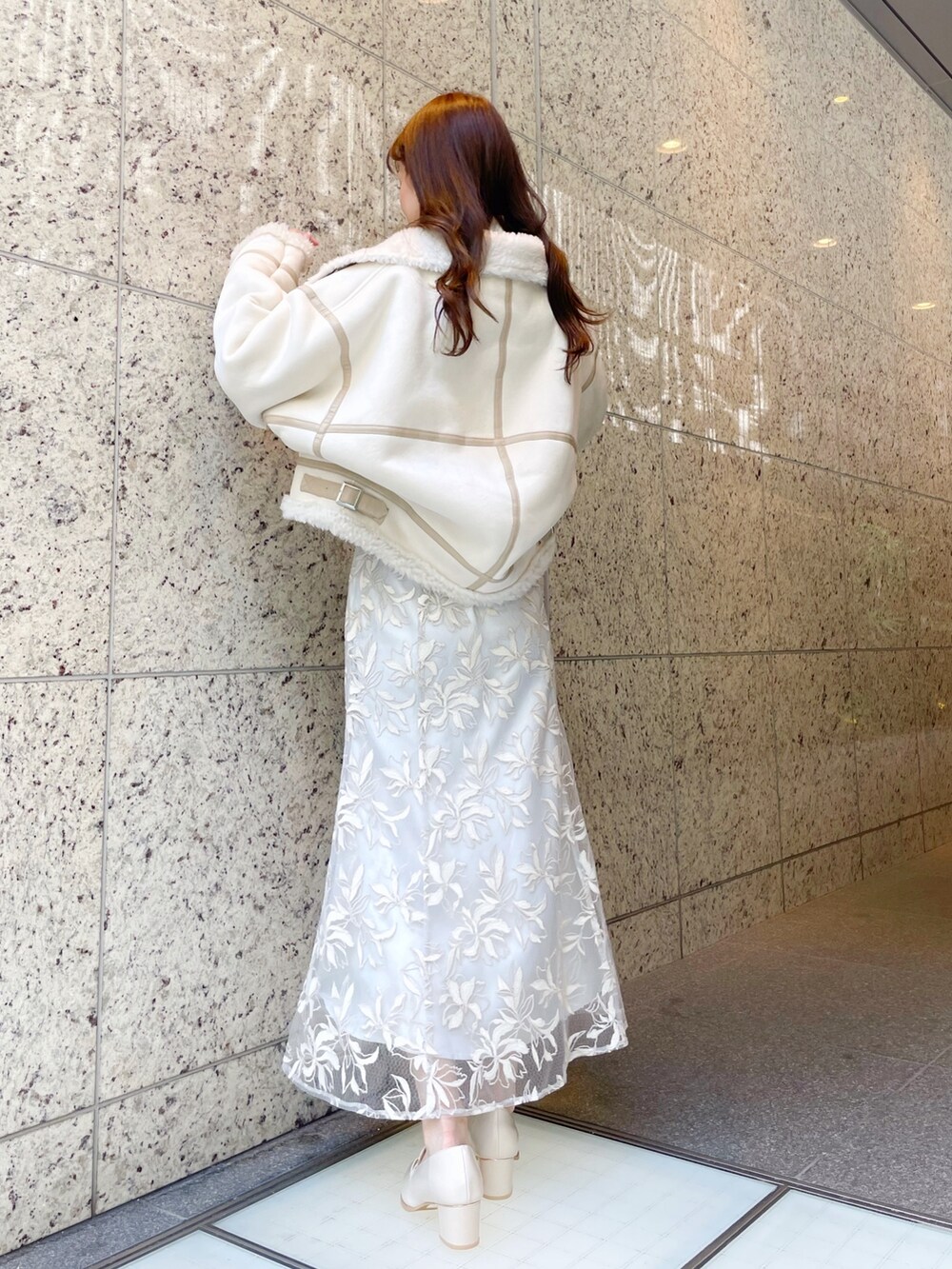 「MERCURYDUOのメロンチュール刺繍セミフレアスカート（スカート、ブルー系）」を使った、長澤 実果さん（レディース・160cm）の秋コーディネートの2枚目の写真