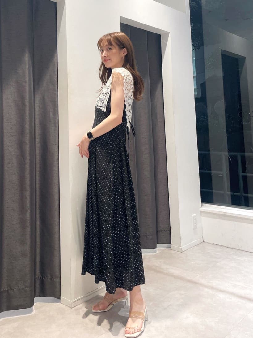 「MERCURYDUOのレースラッフルロングドレス（ワンピース、ブラック系）」を使った、長澤 実果さん（レディース・160cm）の春コーディネートの2枚目の写真