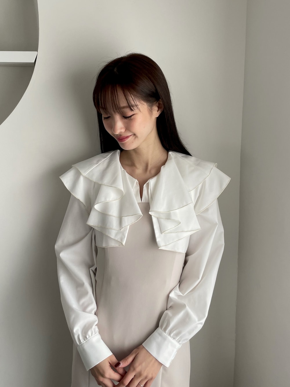 ベージュ系のワンピースを着用したレディースの冬コーディネートの3枚目の写真