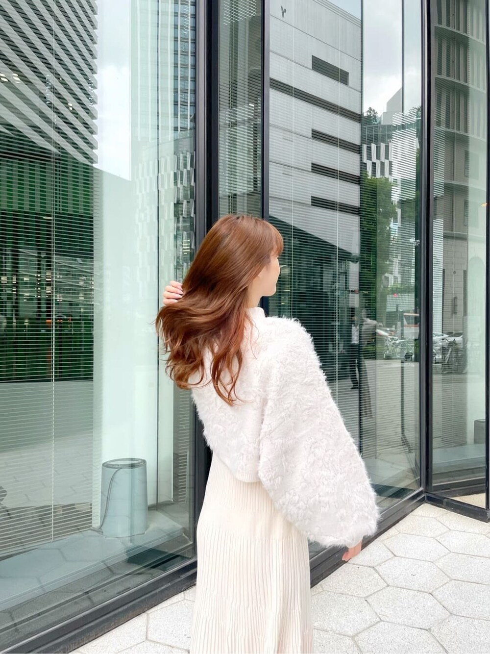 ホワイト系のワンピース、ホワイト系のニット/セーター、ブラウン系のブーツを着用したレディースの秋コーディネートの5枚目の写真