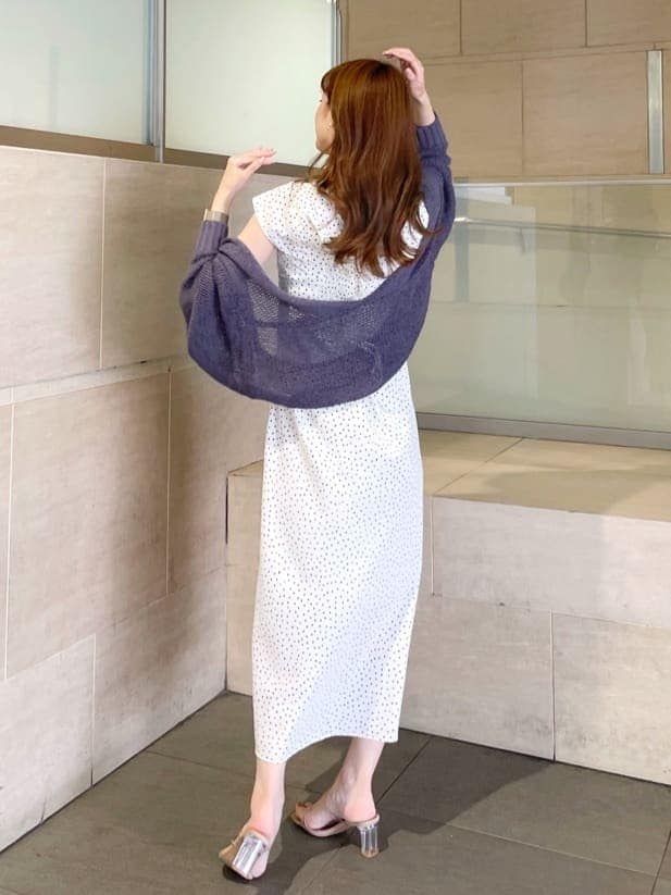ブルー系のカーディガン/ボレロ、ホワイト系のワンピースを着用したレディースの夏コーディネートの2枚目の写真