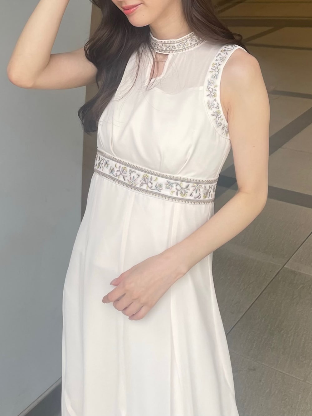 「マーキュリーデュオ(MERCURYDUO)、ワンピース、デートワンピース」｜「MERCURYDUOのクリアローヒールミュールサンダル（サンダル、シルバー系）」を使った、長澤 実果さん（レディース・160cm）の夏コーディネートの3枚目の写真