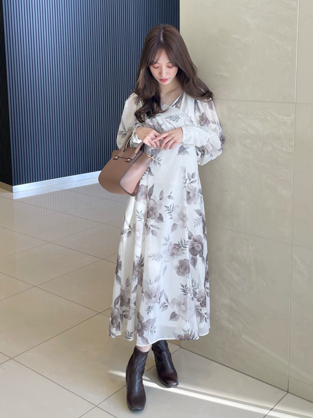 「花柄ワンピース、デートスタイル（WOMEN）、ワンピース、コート」｜「MERCURYDUOのぼかしフラワーレディーカシュクールワンピース（ワンピース、ホワイト系）」を使った、長澤 実果さん（レディース・160cm）の冬コーディネートの3枚目の写真