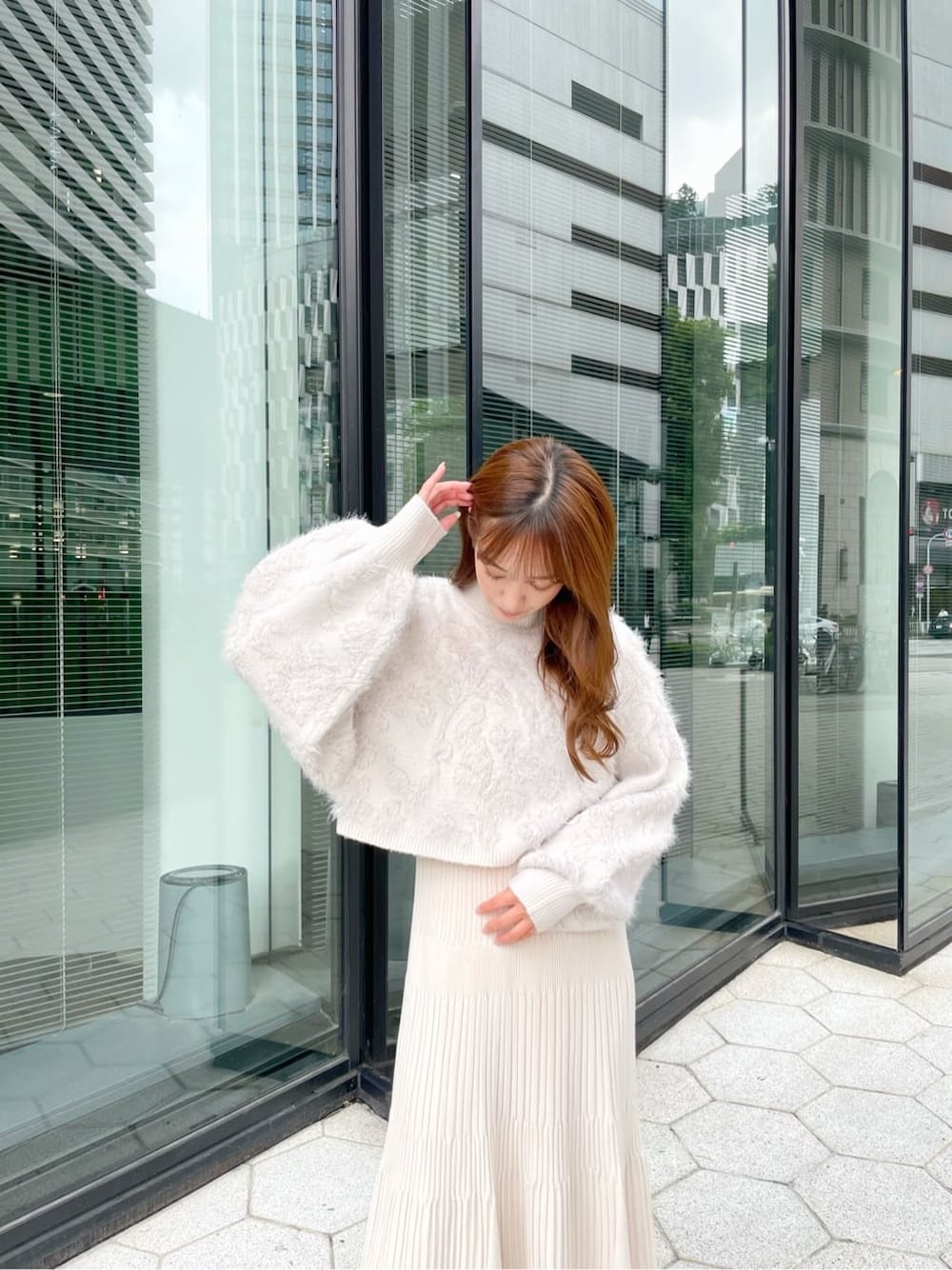 ホワイト系のワンピース、ホワイト系のニット/セーター、ブラウン系のブーツを着用したレディースの秋コーディネートの4枚目の写真