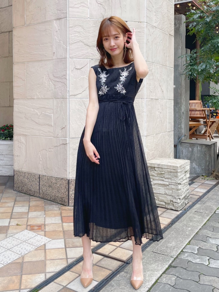 ベージュ系のパンプス、ブラック系のワンピースを着用したレディースの春コーディネートの3枚目の写真