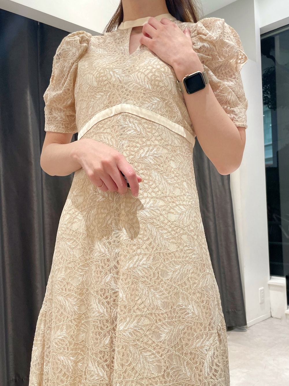 「結婚式、二次会、同窓会」｜「MERCURYDUOのオープンショルダーレースパイピングドレス（ワンピース、イエロー系）」を使った、長澤 実果さん（レディース・160cm）の冬コーディネートの5枚目の写真