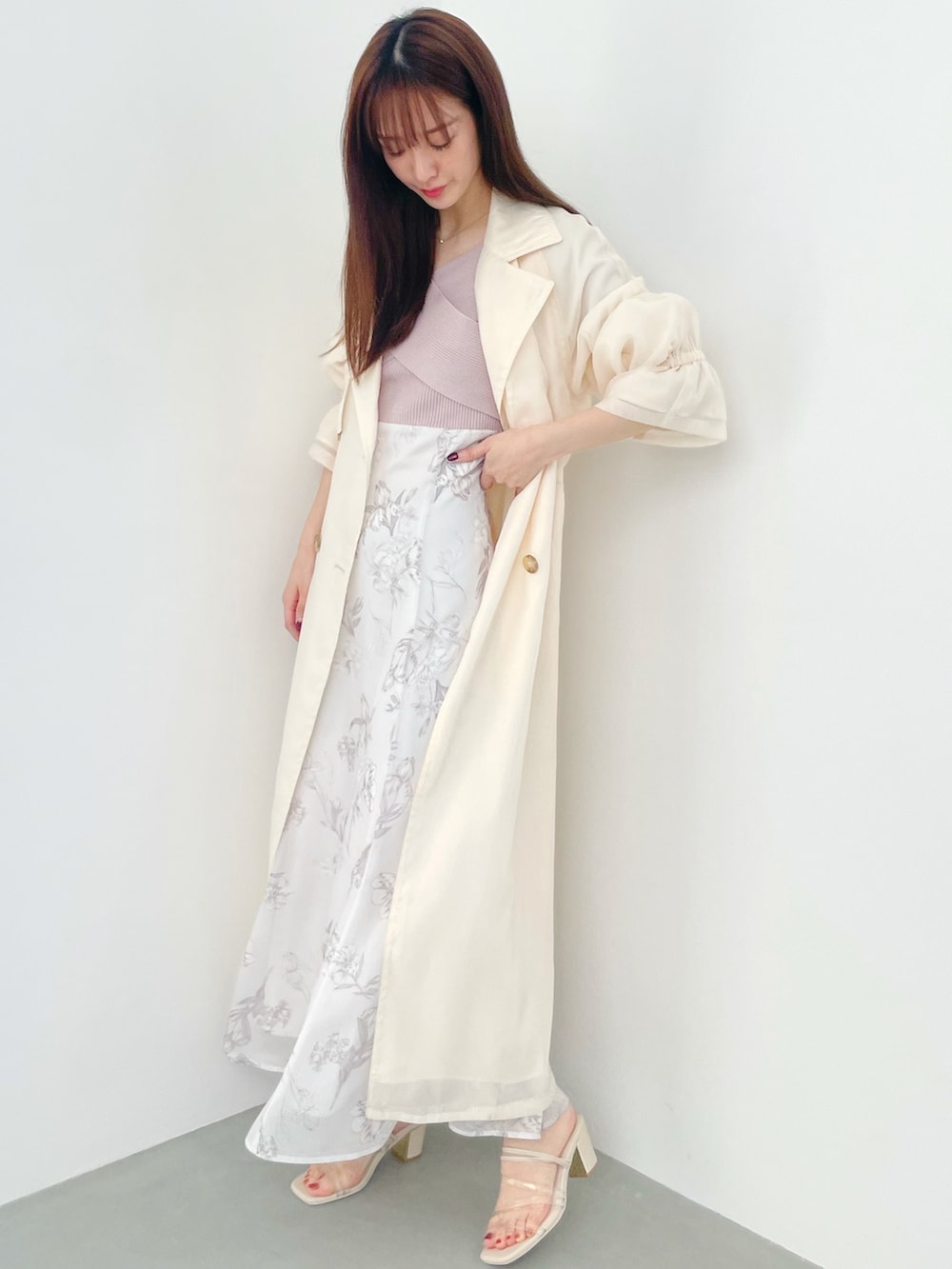 「マーキュリーデュオ(MERCURYDUO)、ワンピース、トレンチコート」｜「MERCURYDUOのバックレースアップニットドッキングワンピース（ワンピース、ベージュ系）」を使った、長澤 実果さん（レディース・160cm）の春コーディネートの2枚目の写真