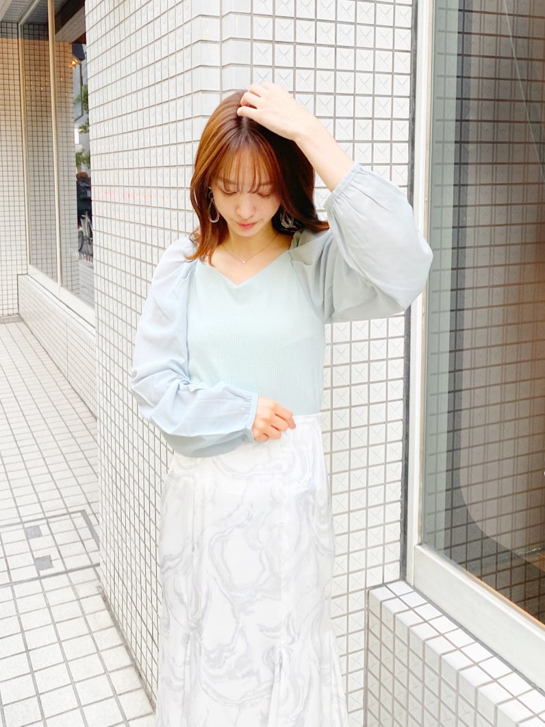 「ワンピース、春コーデ、マーキュリーデュオ、MERCURYDUO、デートコーデ、フェミニン、キレイめ」｜「MERCURYDUOのマーブルプリントフレアスカート（スカート、ホワイト系）」を使った、長澤 実果さん（レディース・160cm）の冬コーディネートの3枚目の写真