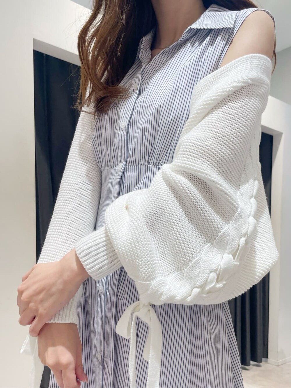 その他のワンピース、ホワイト系のカーディガン/ボレロを着用したレディースの夏コーディネートの3枚目の写真