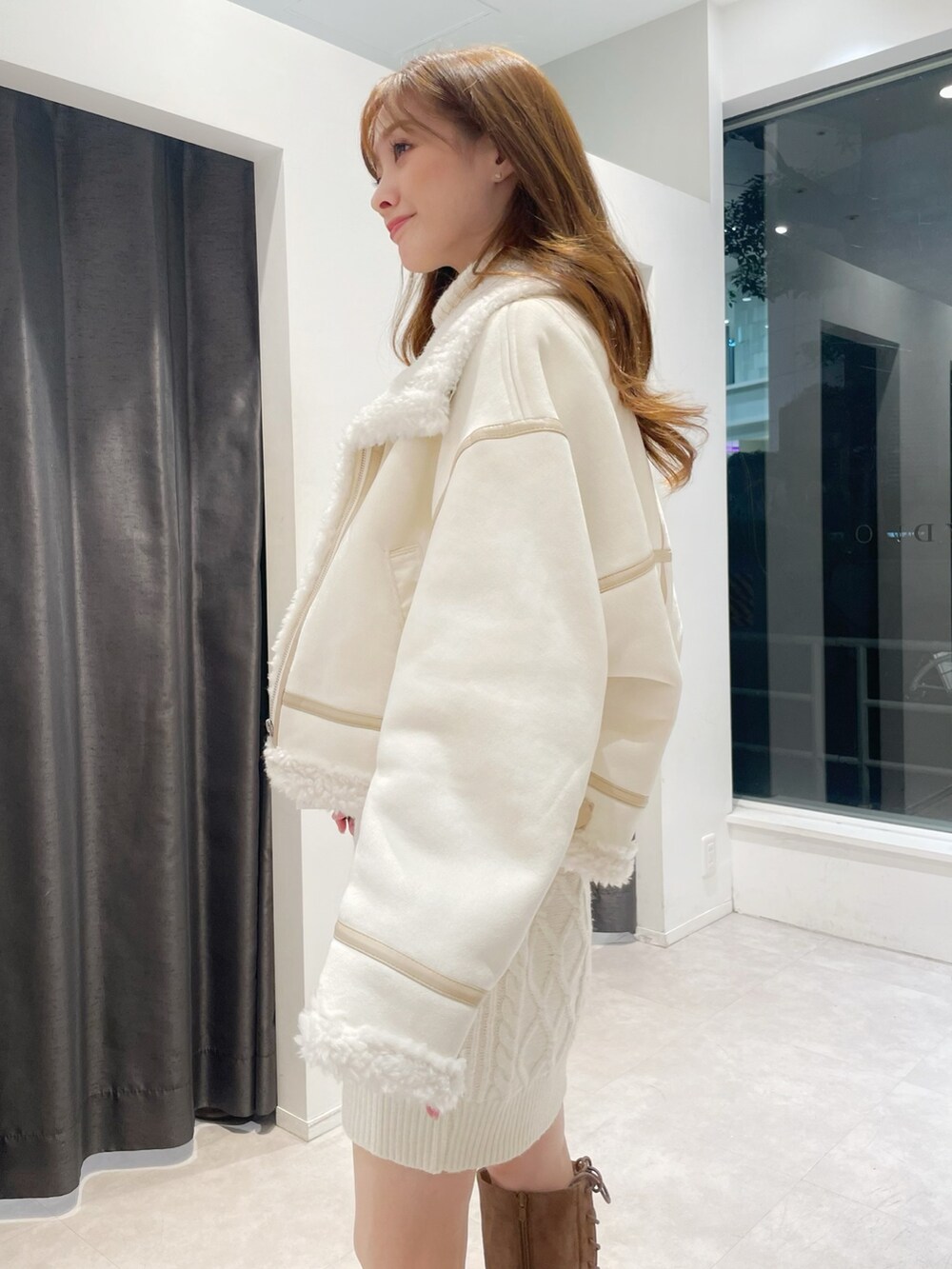 「デニム、デート、デートスタイル（WOMEN）、ムートンコート、ロングブーツ、クリスマス」｜「MERCURYDUOのフェイクムートンボンバージャケット（ムートンコート、ホワイト系）」を使った、長澤 実果さん（レディース・160cm）の秋コーディネートの3枚目の写真