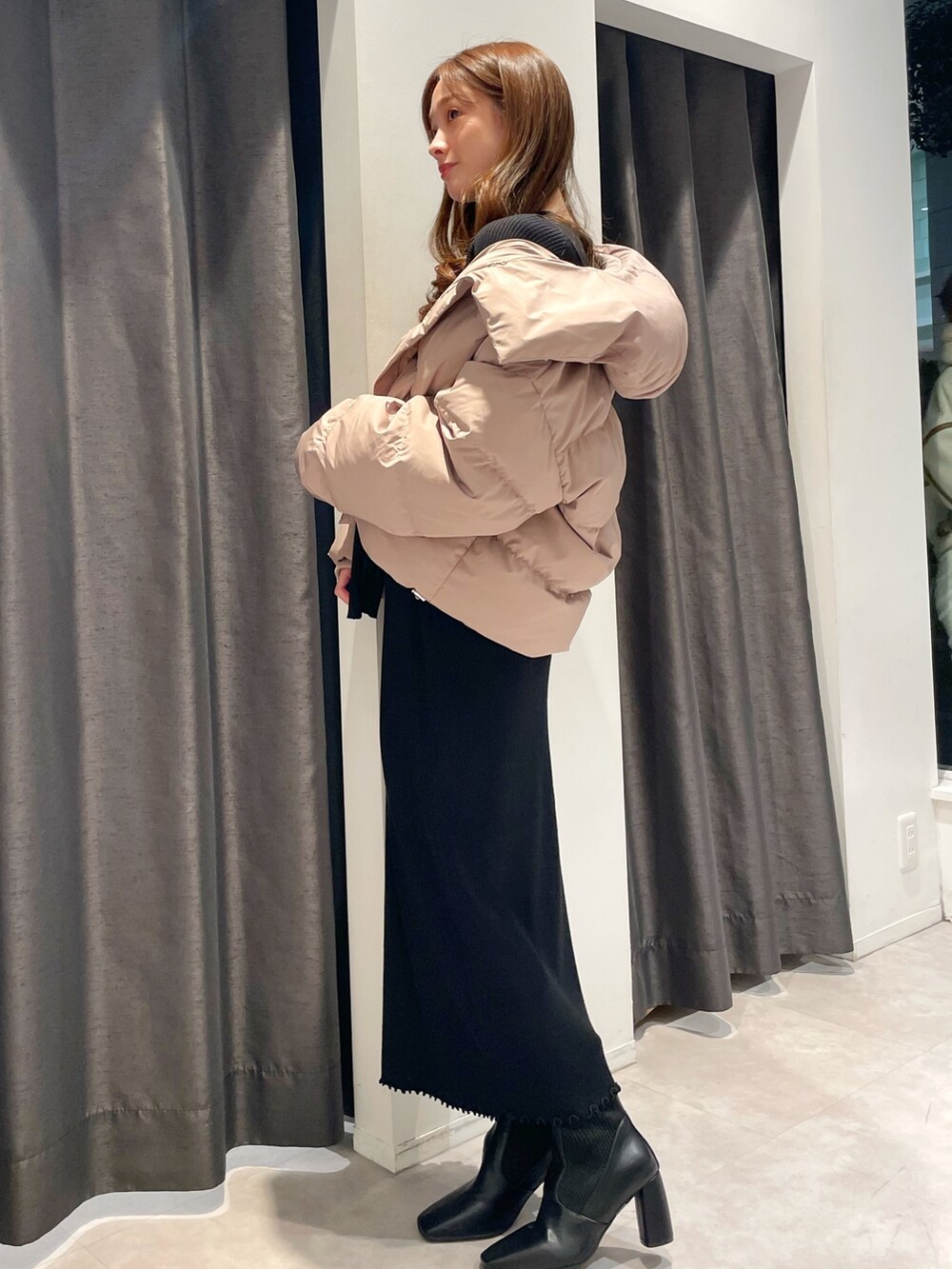 「ショートダウン、ワンピース、タイトワンピース」｜「MERCURYDUOのアライドショートダウンコート（ダウンジャケット/コート、ブラウン系）」を使った、長澤 実果さん（レディース・160cm）の冬コーディネートの2枚目の写真