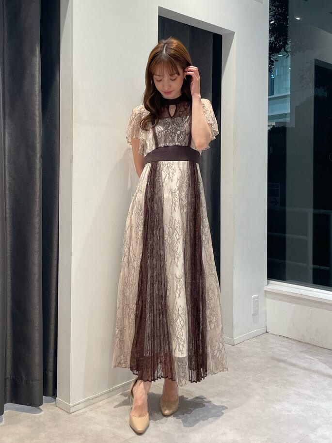 「MERCURYDUOのレースプリーツスイッチングドレス（ワンピース、ホワイト系）」を使った、長澤 実果さん（レディース・160cm）の夏コーディネートの2枚目の写真
