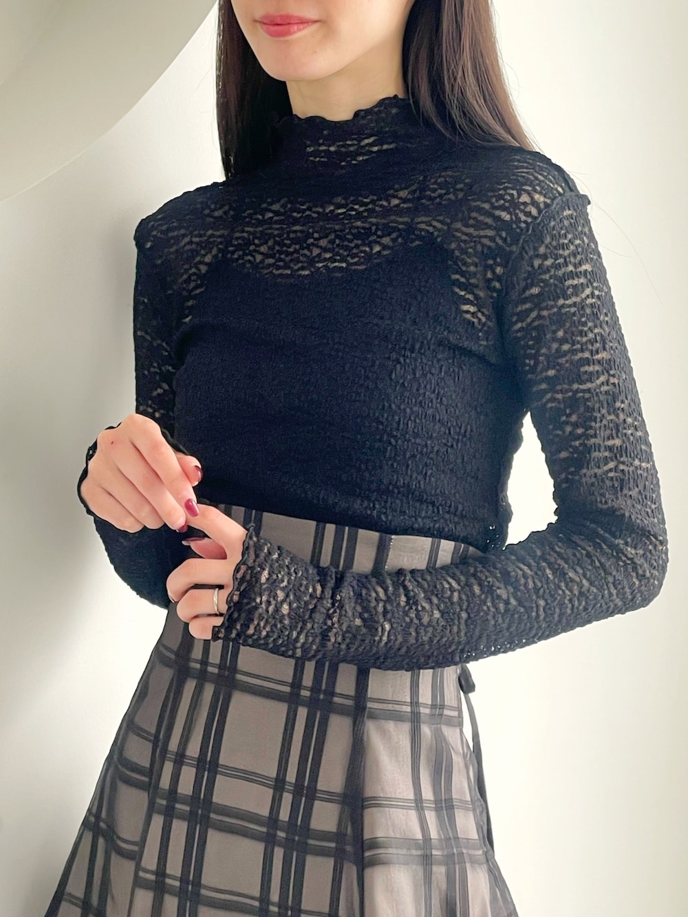 ブラック系のその他パンツを着用したレディースの春コーディネートの3枚目の写真