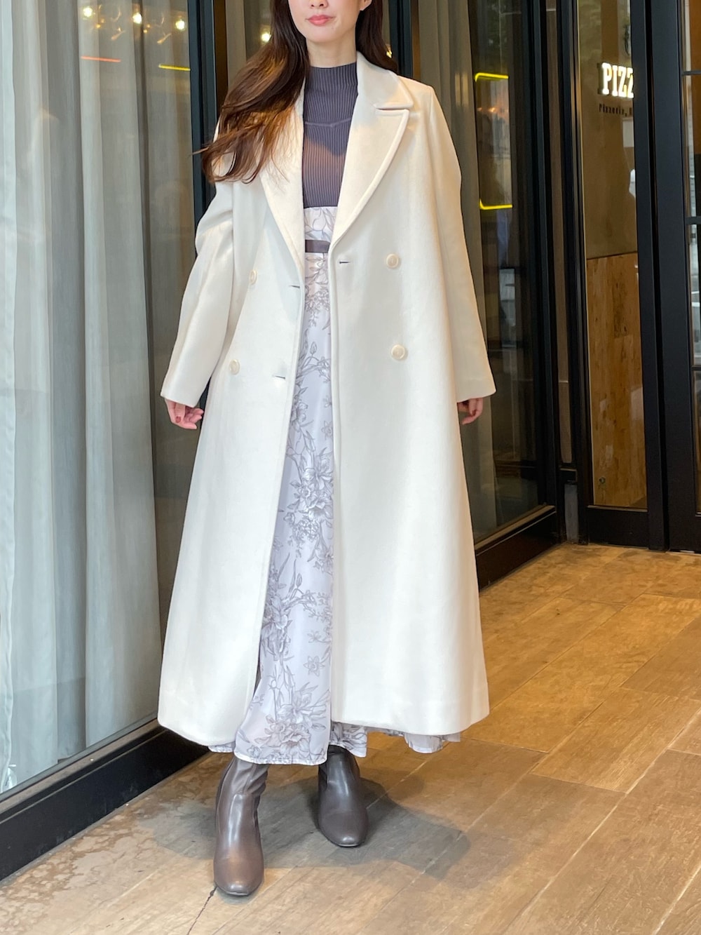 「マーキュリーデュオ(MERCURYDUO)、ワンピース」｜「MERCURYDUOのニットドッキングトワルトジュイワンピース（ワンピース、グレー系）」を使った、長澤 実果さん（レディース・160cm）の秋コーディネートの4枚目の写真