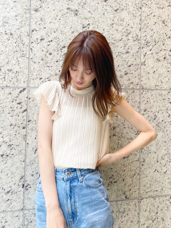 ブルー系のその他パンツを着用したレディースの春コーディネートの2枚目の写真