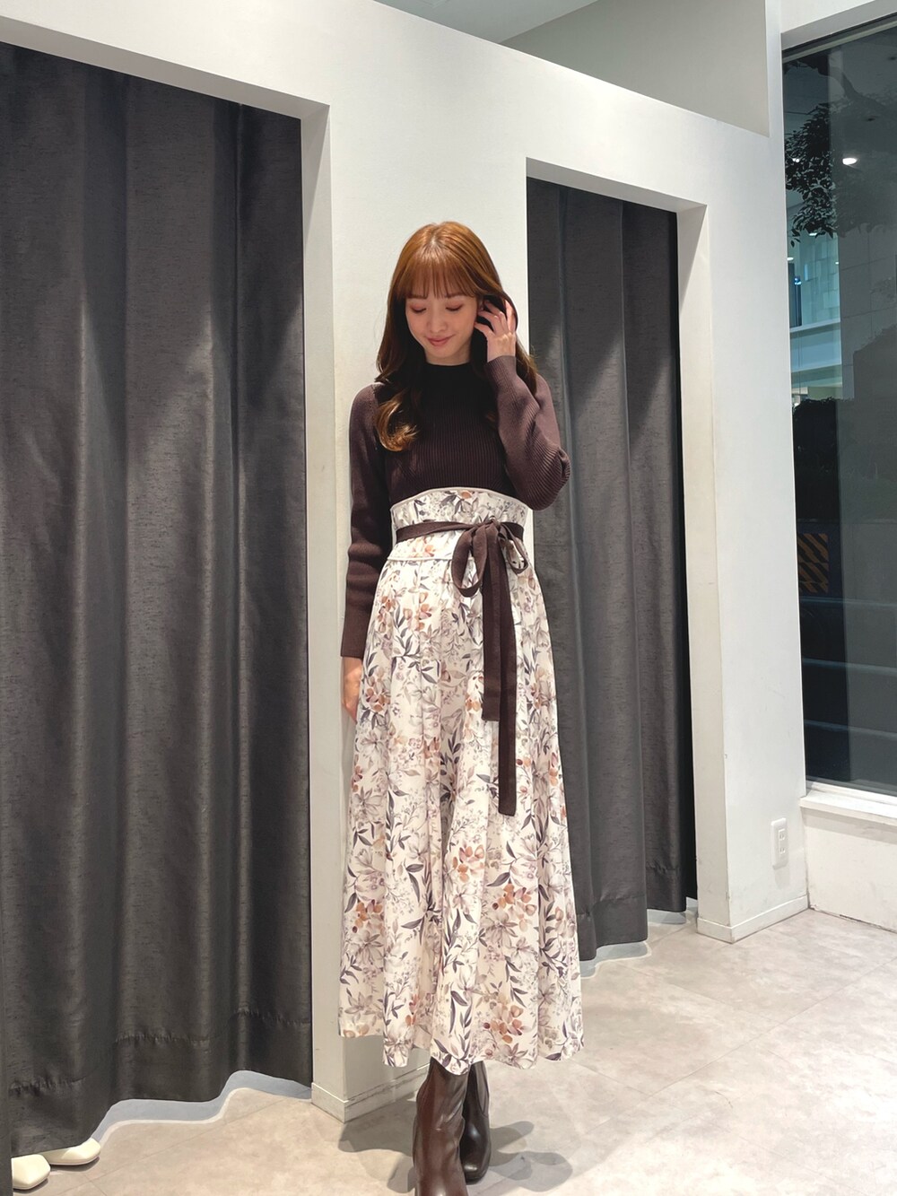 「ワンピース、デート、デートコーデ、花柄、ロングワンピース、ショートダウン」｜「MERCURYDUOのアライドショートダウンコート（ダウンジャケット/コート、ホワイト系）」を使った、長澤 実果さん（レディース・160cm）の秋コーディネートの4枚目の写真