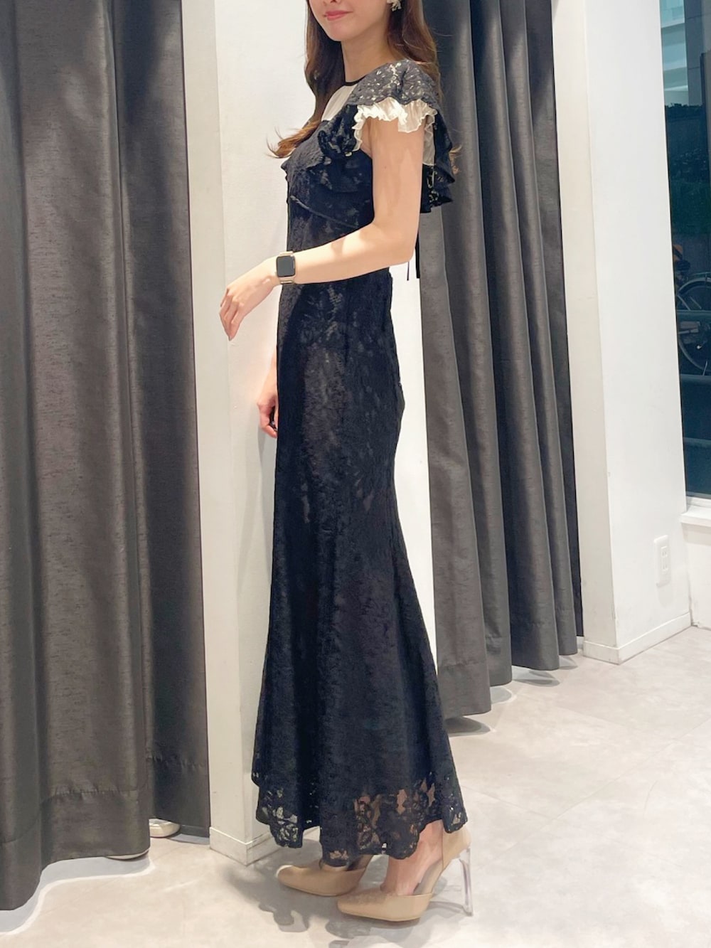 「ドレス、お呼ばれスタイル、結婚式」｜「MERCURYDUOのレースドッキングマーメイドドレス（ドレス、ブラック系）」を使った、長澤 実果さん（レディース・160cm）の春コーディネートの2枚目の写真