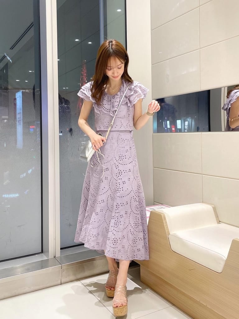 パープル系のシャツ/ブラウス、パープル系のスカート、その他のサンダルを着用したレディースの冬コーディネートの2枚目の写真