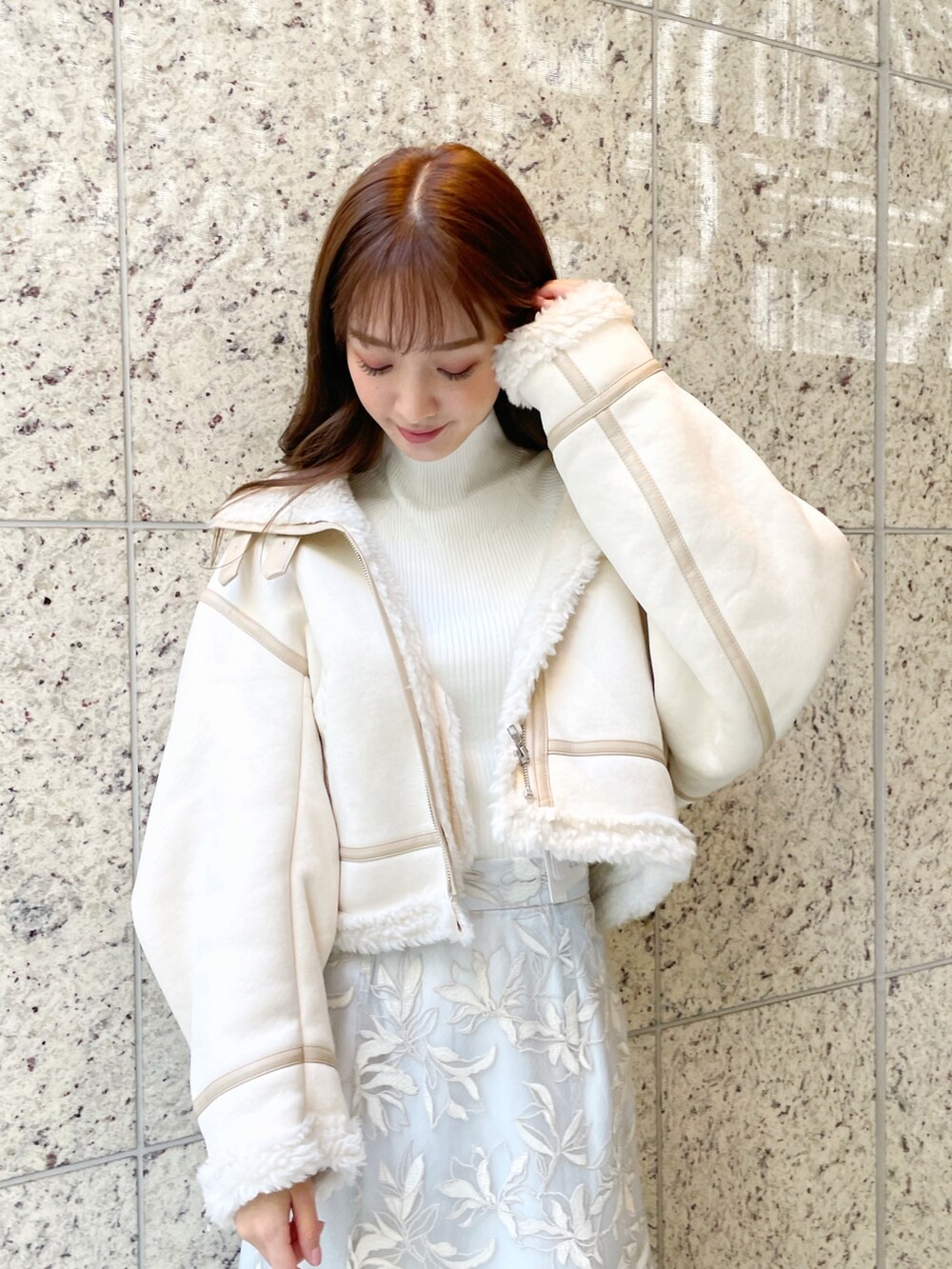 「MERCURYDUOのメロンチュール刺繍セミフレアスカート（スカート、ブルー系）」を使った、長澤 実果さん（レディース・160cm）の秋コーディネートの3枚目の写真