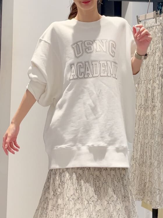 イエロー系のニット/セーター、ホワイト系のシャツ/ブラウス、ホワイト系のスカートを着用したレディースの冬コーディネートの5枚目の写真