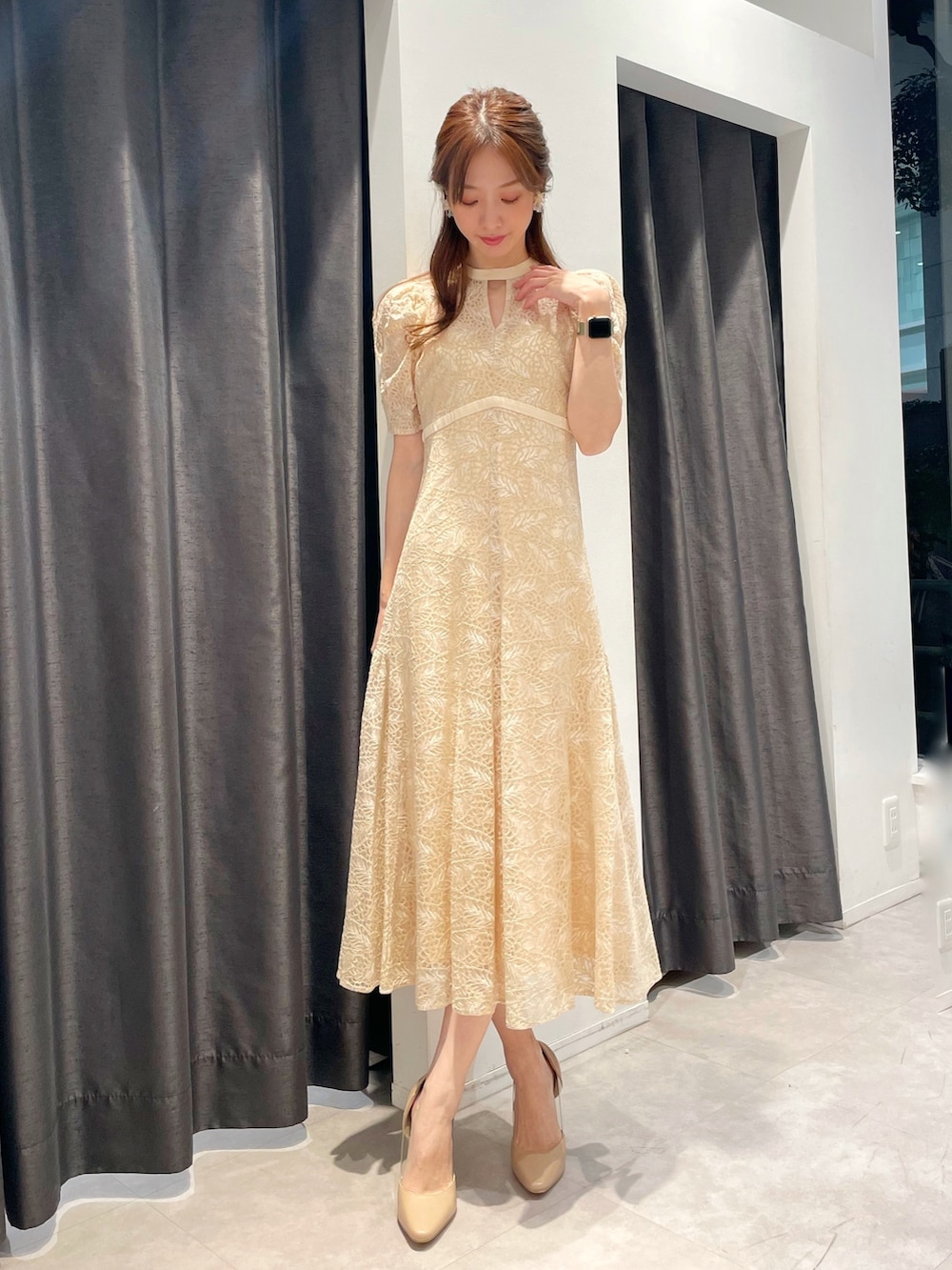 「結婚式、二次会、同窓会」｜「MERCURYDUOのオープンショルダーレースパイピングドレス（ワンピース、イエロー系）」を使った、長澤 実果さん（レディース・160cm）の冬コーディネートの2枚目の写真