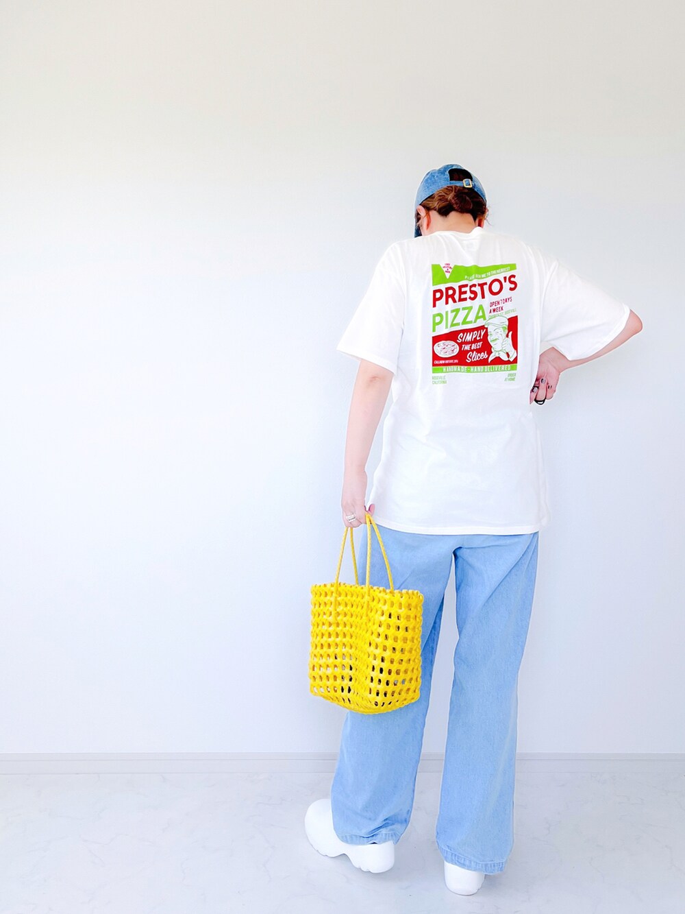 ホワイト系のTシャツ/カットソー、イエロー系のトートバッグ、ホワイト系のサンダルを着用したレディースの夏コーディネートの2枚目の写真