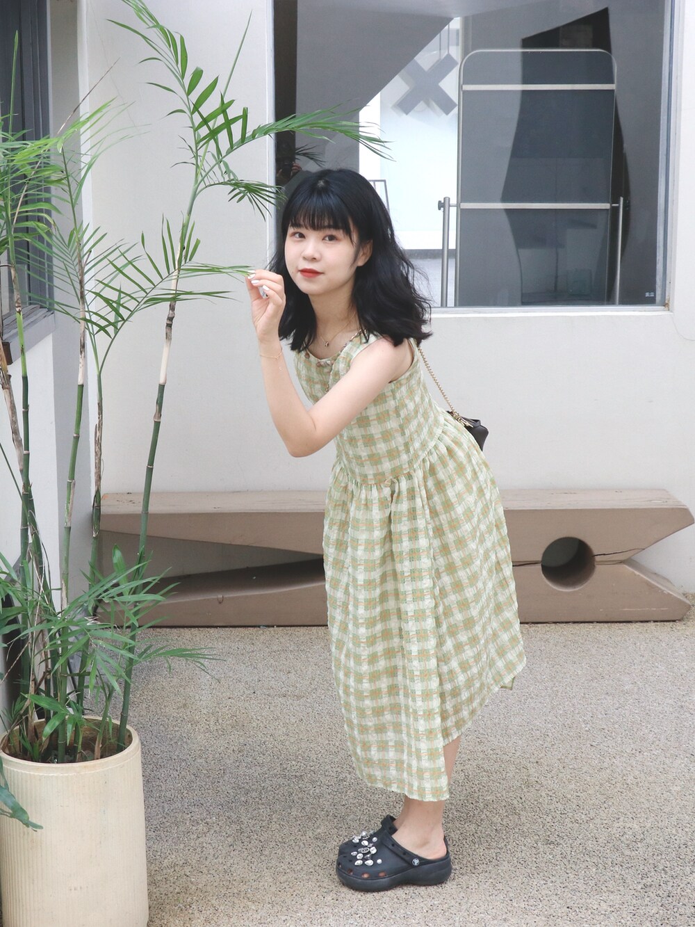 ブラウン系のバッグを着用したレディースの秋コーディネートの2枚目の写真