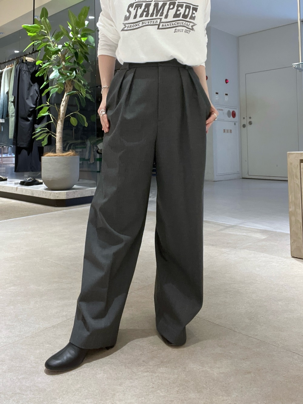 グレー系のスラックス、ホワイト系のTシャツ/カットソー、ベージュ系のその他アウターを着用したレディースの秋コーディネートの7枚目の写真