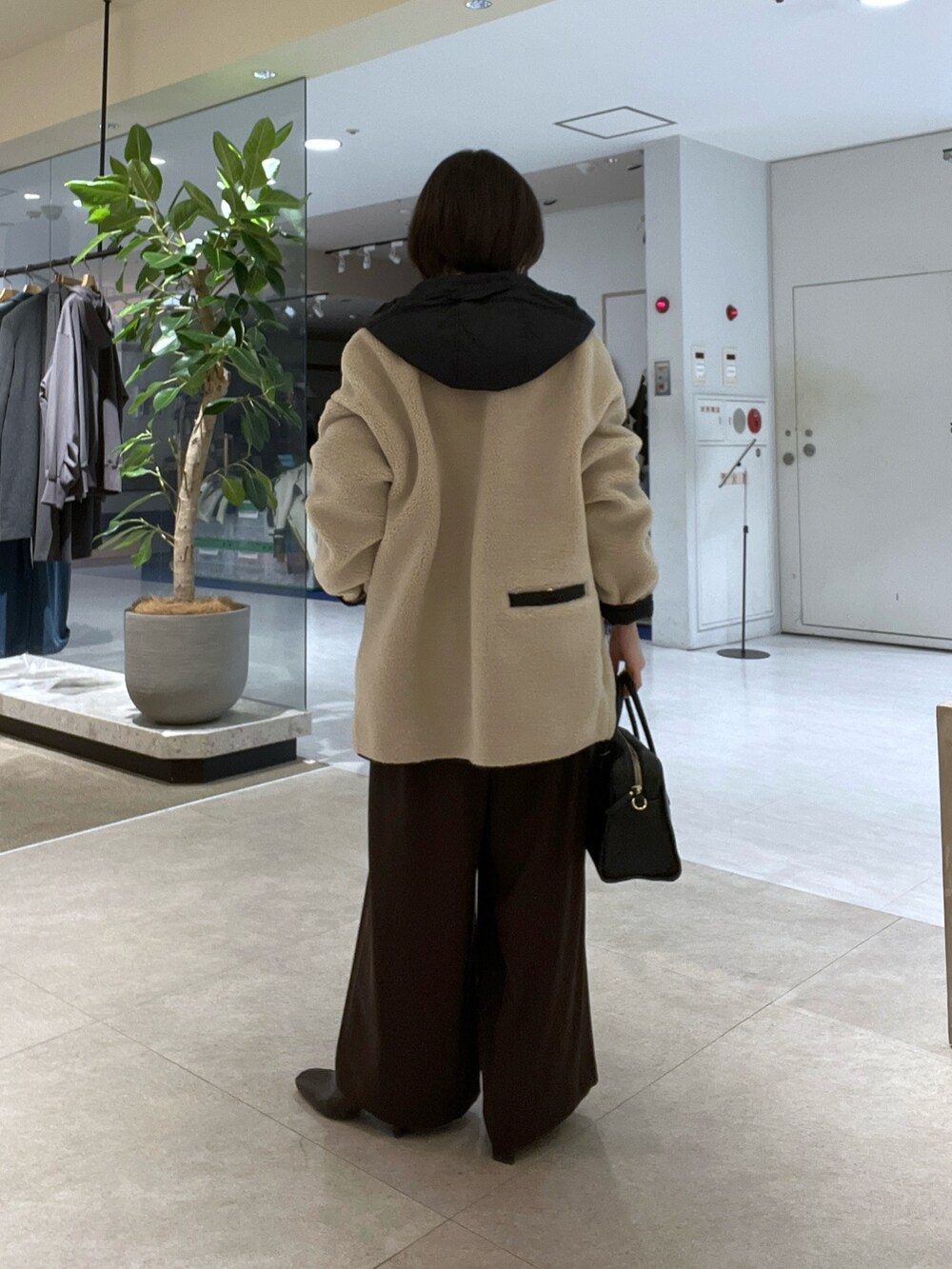 ベージュ系のその他アウター、ベージュ系のスウェット、ホワイト系のTシャツ/カットソーを着用したレディースの秋コーディネートの3枚目の写真