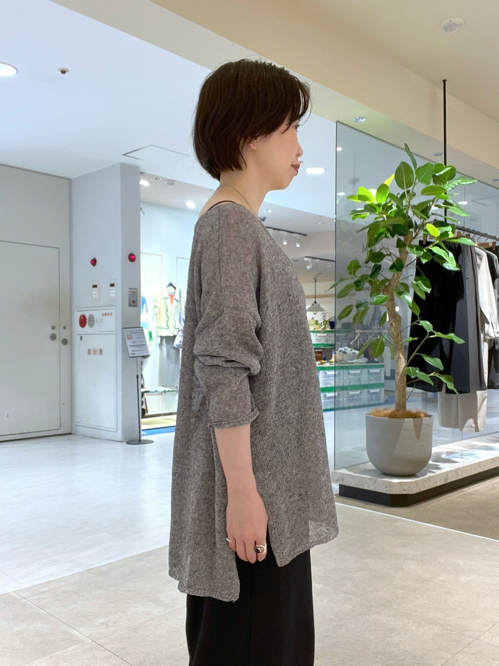 ブラック系のその他パンツ、ブラック系のサンダル、ブラック系のキャミソールを着用したレディースの夏コーディネートの5枚目の写真