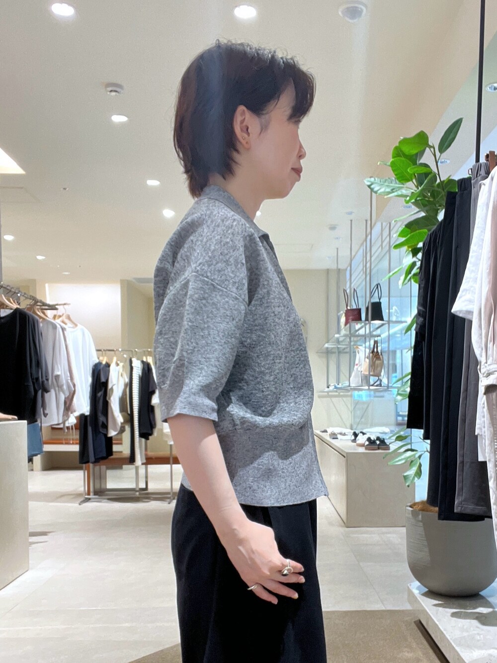 グレー系のパーカー、ブラック系のその他パンツ、ブラック系のハンドバッグを着用したレディースの夏コーディネートの3枚目の写真