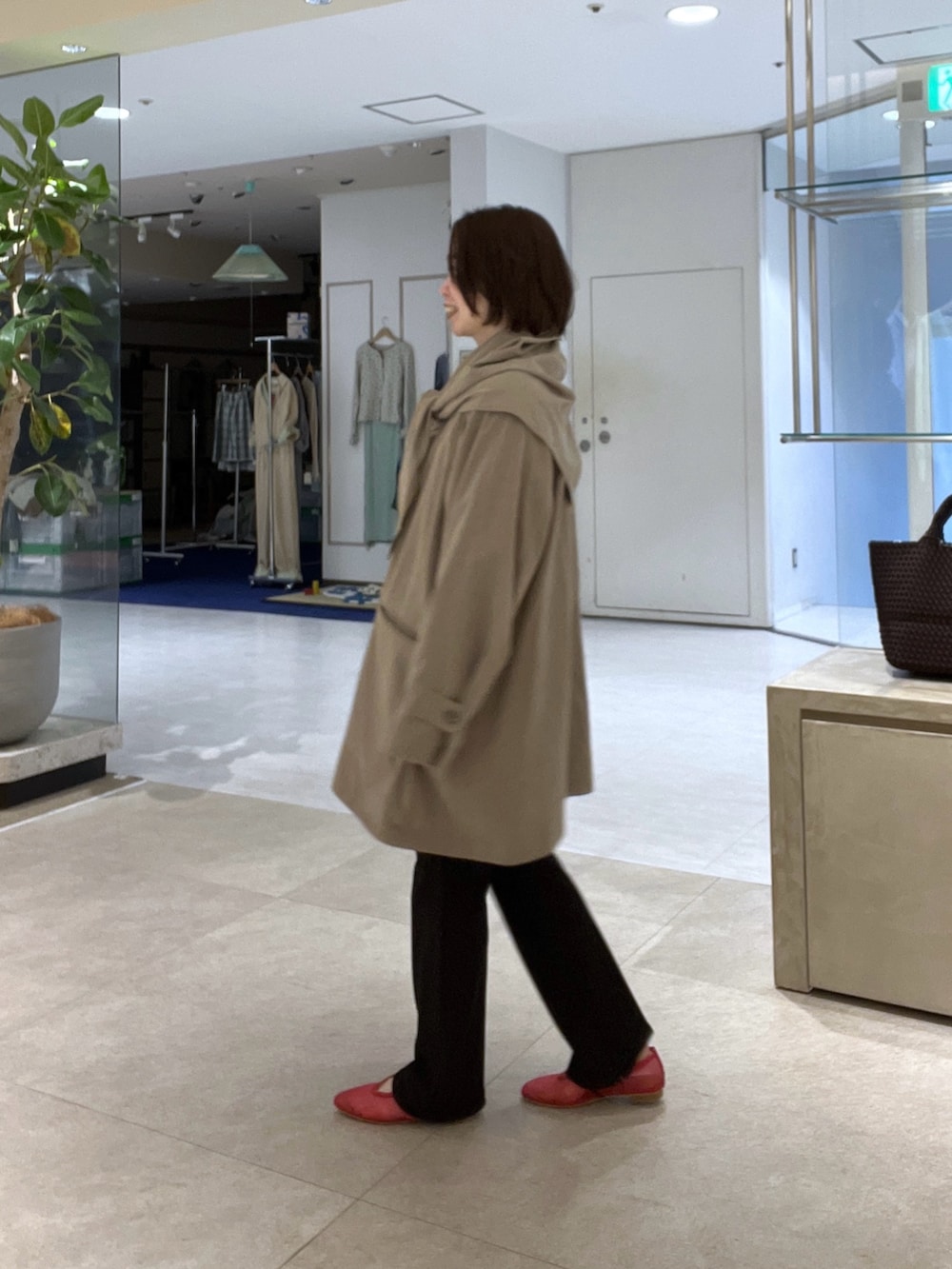 ベージュ系のその他アウター、ブラック系のその他パンツ、ブルー系のシャツ/ブラウスを着用したレディースの冬コーディネートの2枚目の写真