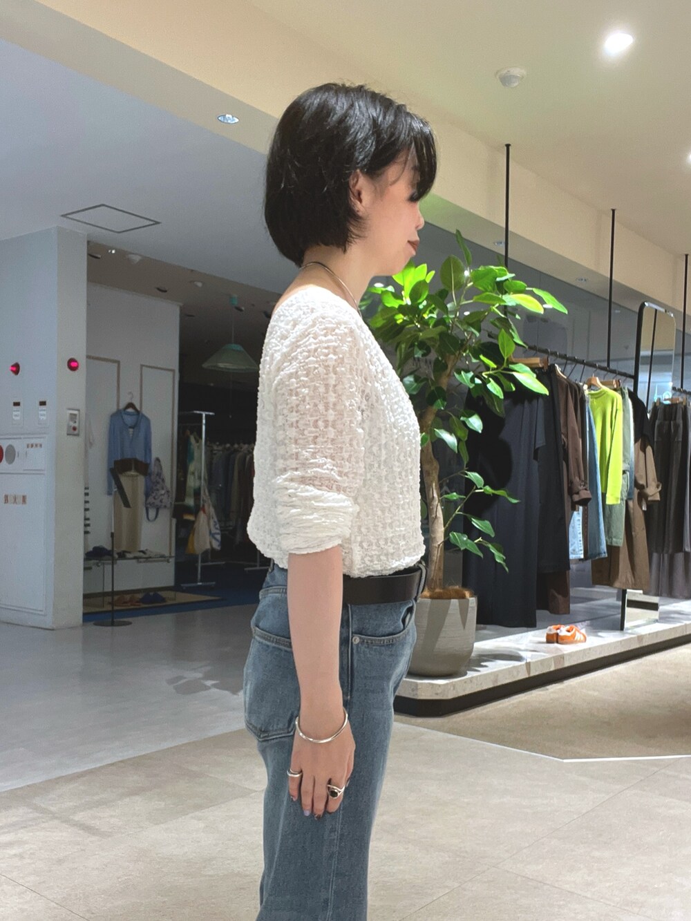 ホワイト系のTシャツ/カットソー、ブルー系のデニムパンツ、ブラック系のローファーを着用したレディースの秋コーディネートの8枚目の写真