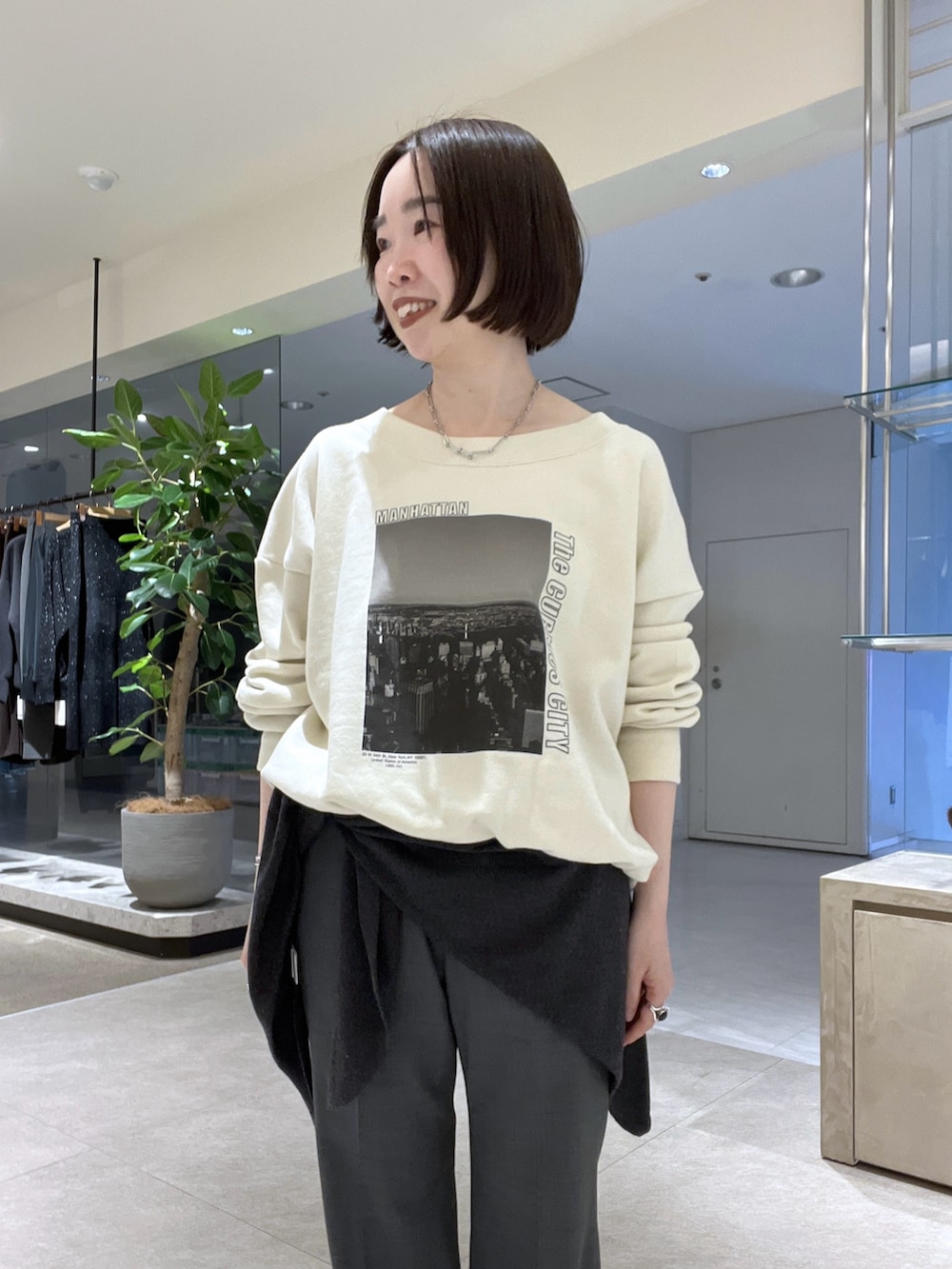 ホワイト系のTシャツ/カットソー、グレー系のその他パンツ、ブラック系のブーツを着用したレディースの冬コーディネートの4枚目の写真