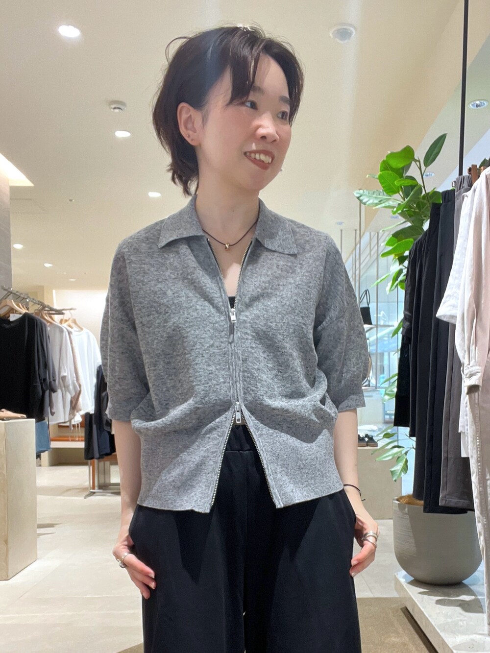 グレー系のパーカー、ブラック系のその他パンツ、ブラック系のハンドバッグを着用したレディースの夏コーディネートの2枚目の写真