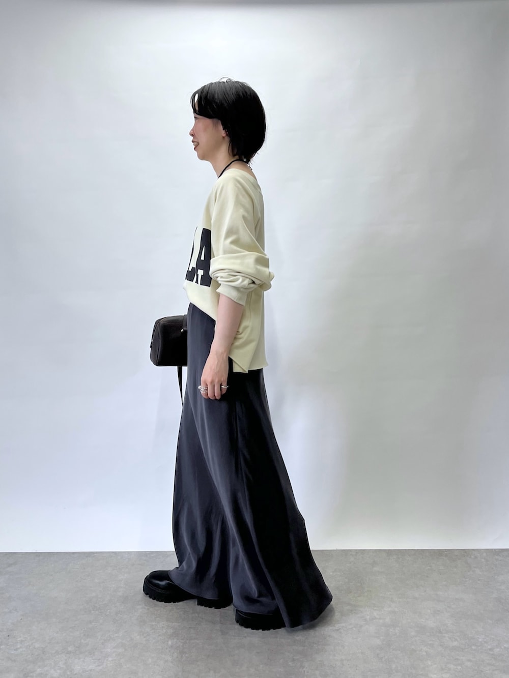 グレー系のその他アウター、ホワイト系のスウェット、グレー系のスカートを着用したレディースの夏コーディネートの5枚目の写真