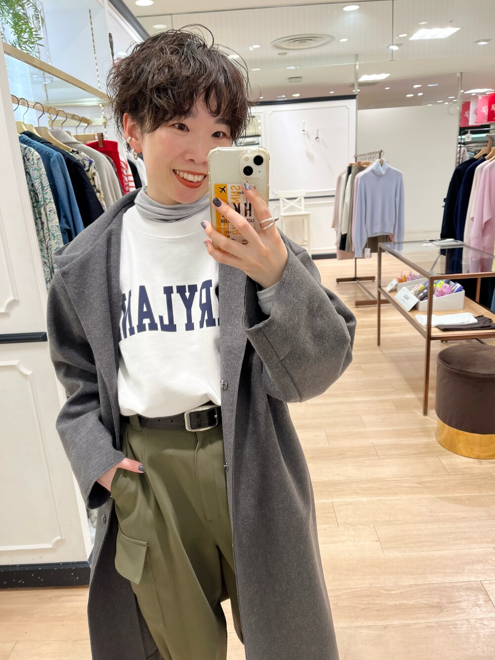 グリーン系のカーゴパンツ、グレー系のその他アウター、ホワイト系のスウェットを着用したレディースの冬コーディネートの2枚目の写真