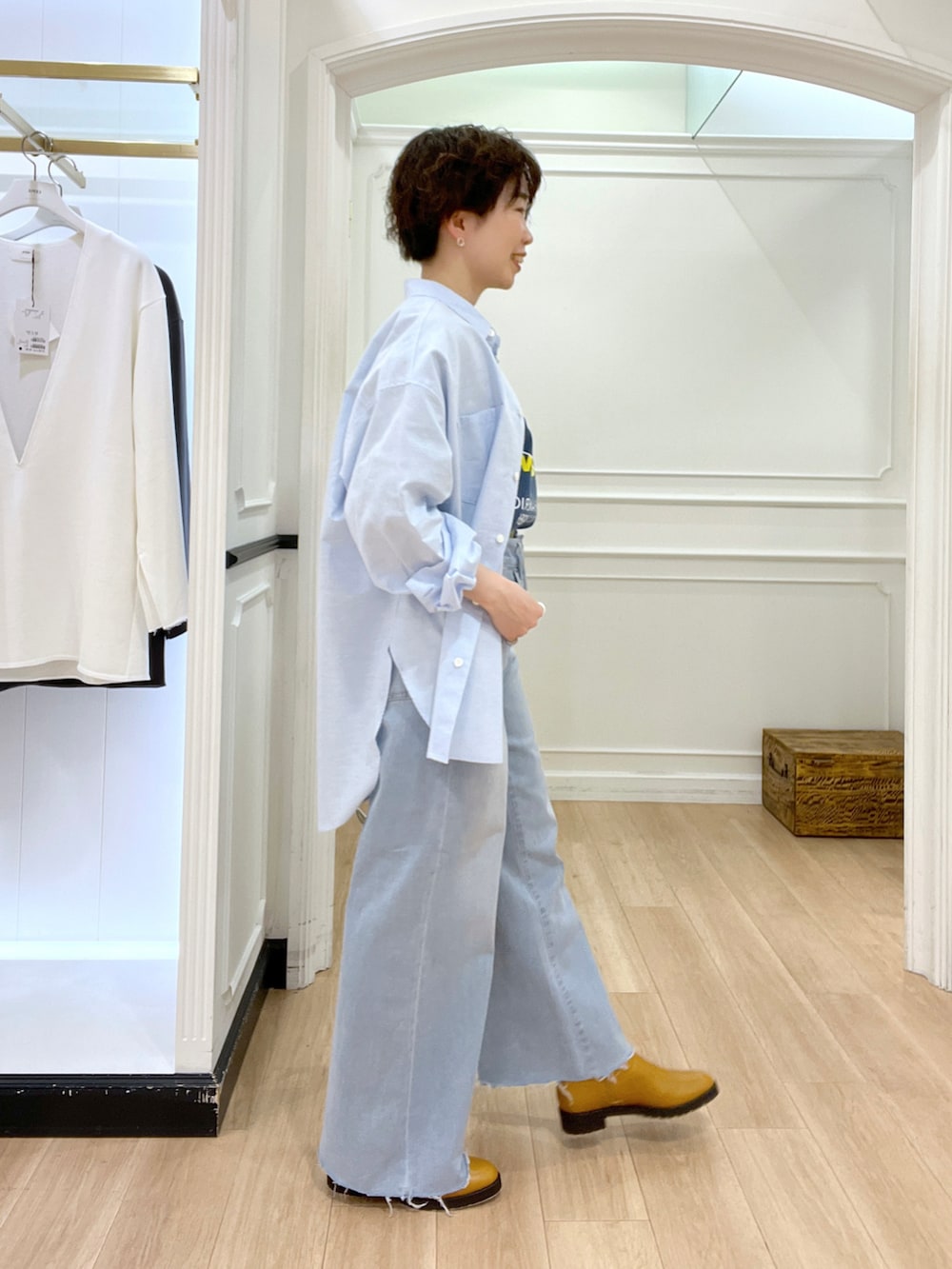 ブルー系のデニムパンツ、ブルー系のシャツ/ブラウス、ブルー系のTシャツ/カットソーを着用したレディースの冬コーディネートの3枚目の写真