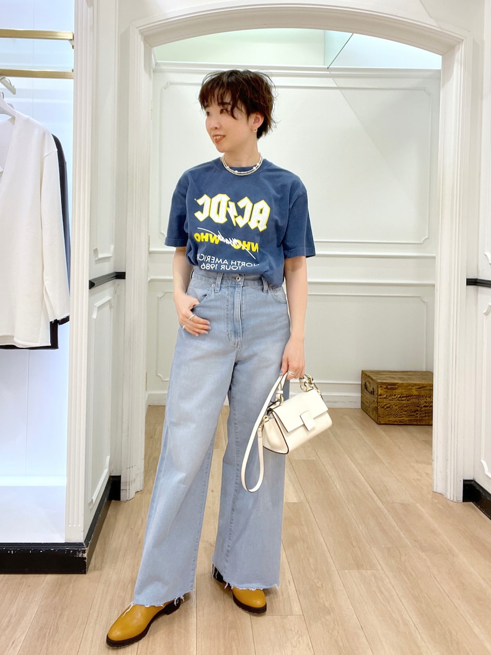 ブルー系のデニムパンツ、ブルー系のシャツ/ブラウス、ブルー系のTシャツ/カットソーを着用したレディースの冬コーディネートの4枚目の写真