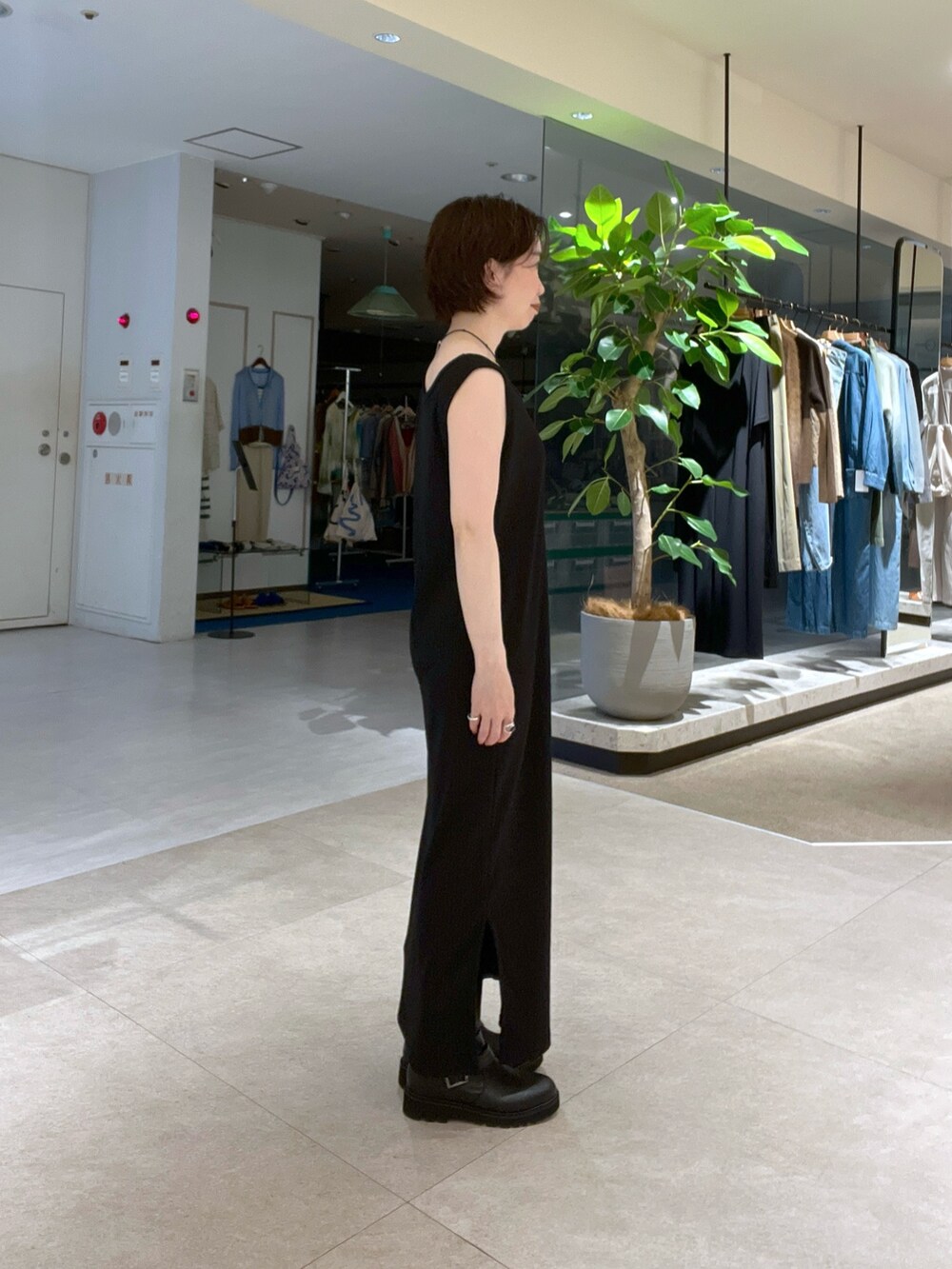 ブラック系のワンピース、グレー系のスウェット、ブラック系のショルダーバッグを着用したレディースの秋コーディネートの8枚目の写真