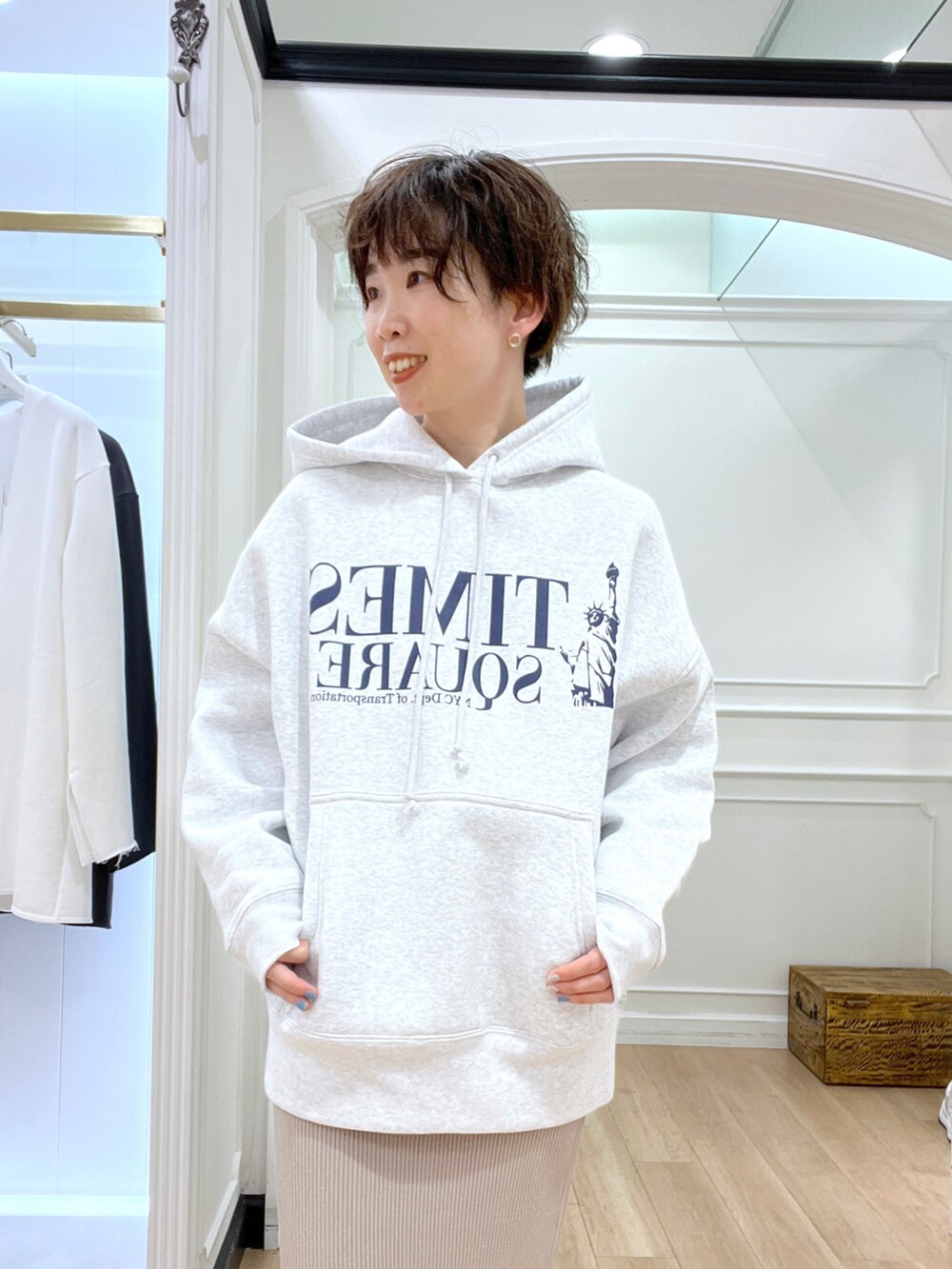 グレー系のTシャツ/カットソー、ベージュ系のシャツ/ブラウス、オレンジ系のハンドバッグを着用したレディースの冬コーディネートの3枚目の写真