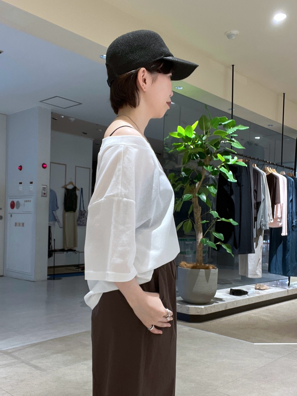 「白Tシャツ、カジュアルスタイル、オトナ女子、大人カジュアルコーデ、夏コーデ、夏だ！Tシャツ着よう！、ブラウン、ワイドパンツ、キャップ、RIVEDROITE、低身長、低身長コーデ、骨格ストレート」｜「RIVE DROITEの【こなれ感抜群】ベルテッドワイドパンツ（その他パンツ、ブラウン系）」を使った、☺︎いこまい☺︎さん（骨格ストレート・レディース・153cm）の夏コーディネートの5枚目の写真
