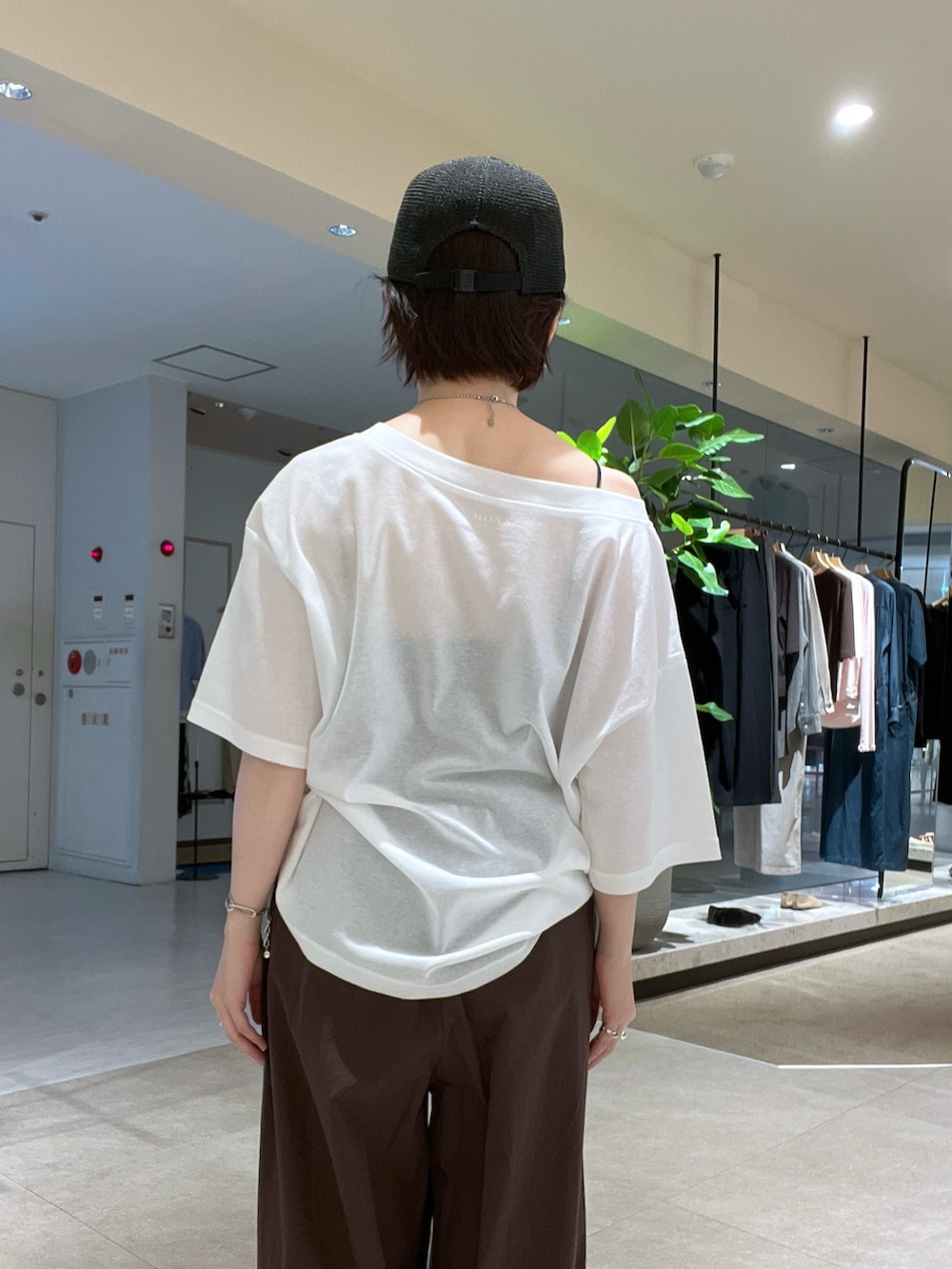 「白Tシャツ、カジュアルスタイル、オトナ女子、大人カジュアルコーデ、夏コーデ、夏だ！Tシャツ着よう！、ブラウン、ワイドパンツ、キャップ、RIVEDROITE、低身長、低身長コーデ、骨格ストレート」｜「RIVE DROITEの【こなれ感抜群】ベルテッドワイドパンツ（その他パンツ、ブラウン系）」を使った、☺︎いこまい☺︎さん（骨格ストレート・レディース・153cm）の夏コーディネートの6枚目の写真