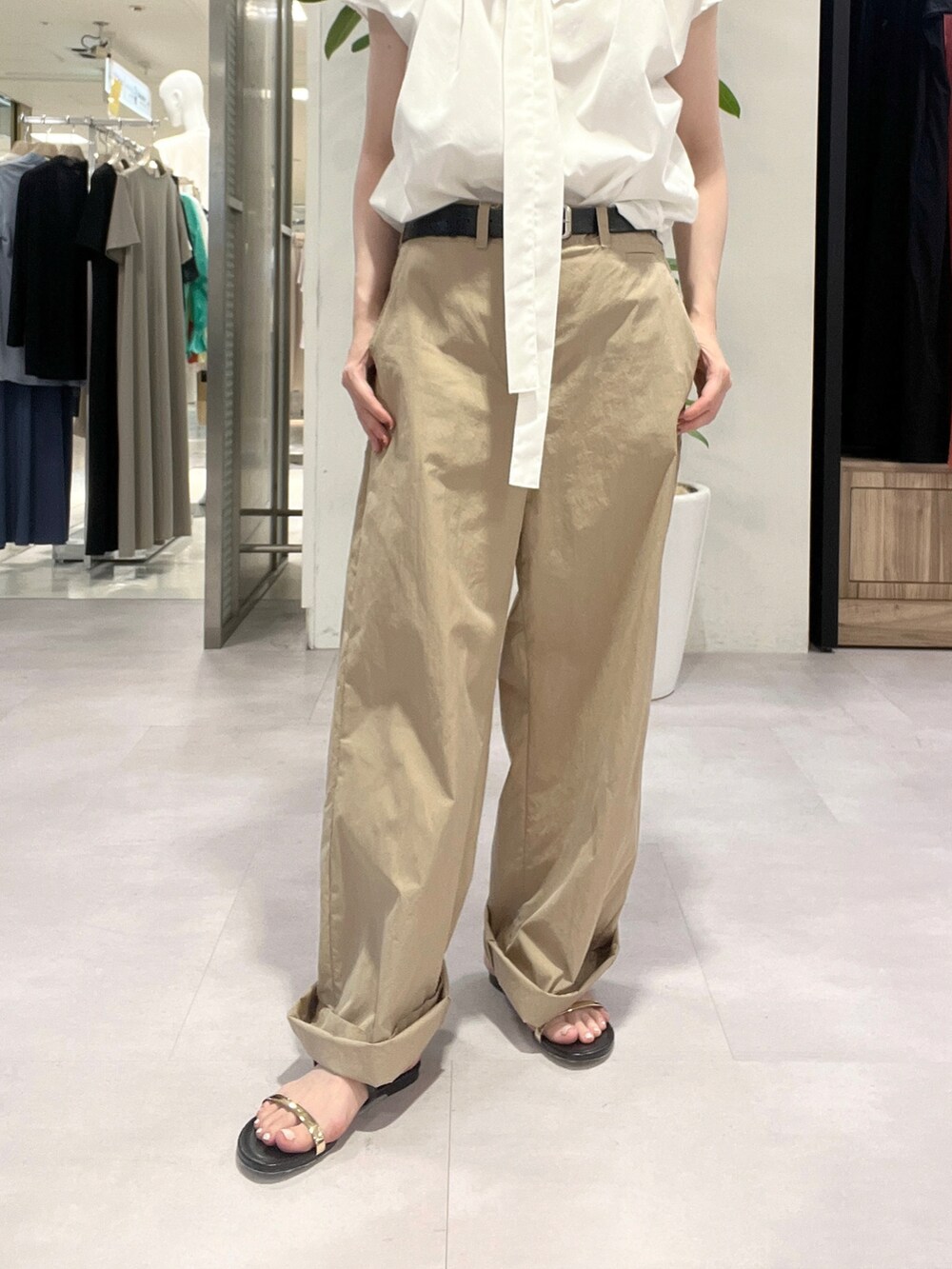 ベージュ系のその他パンツ、ホワイト系のシャツ/ブラウス、ブラック系のサンダルを着用したレディースの夏コーディネートの4枚目の写真
