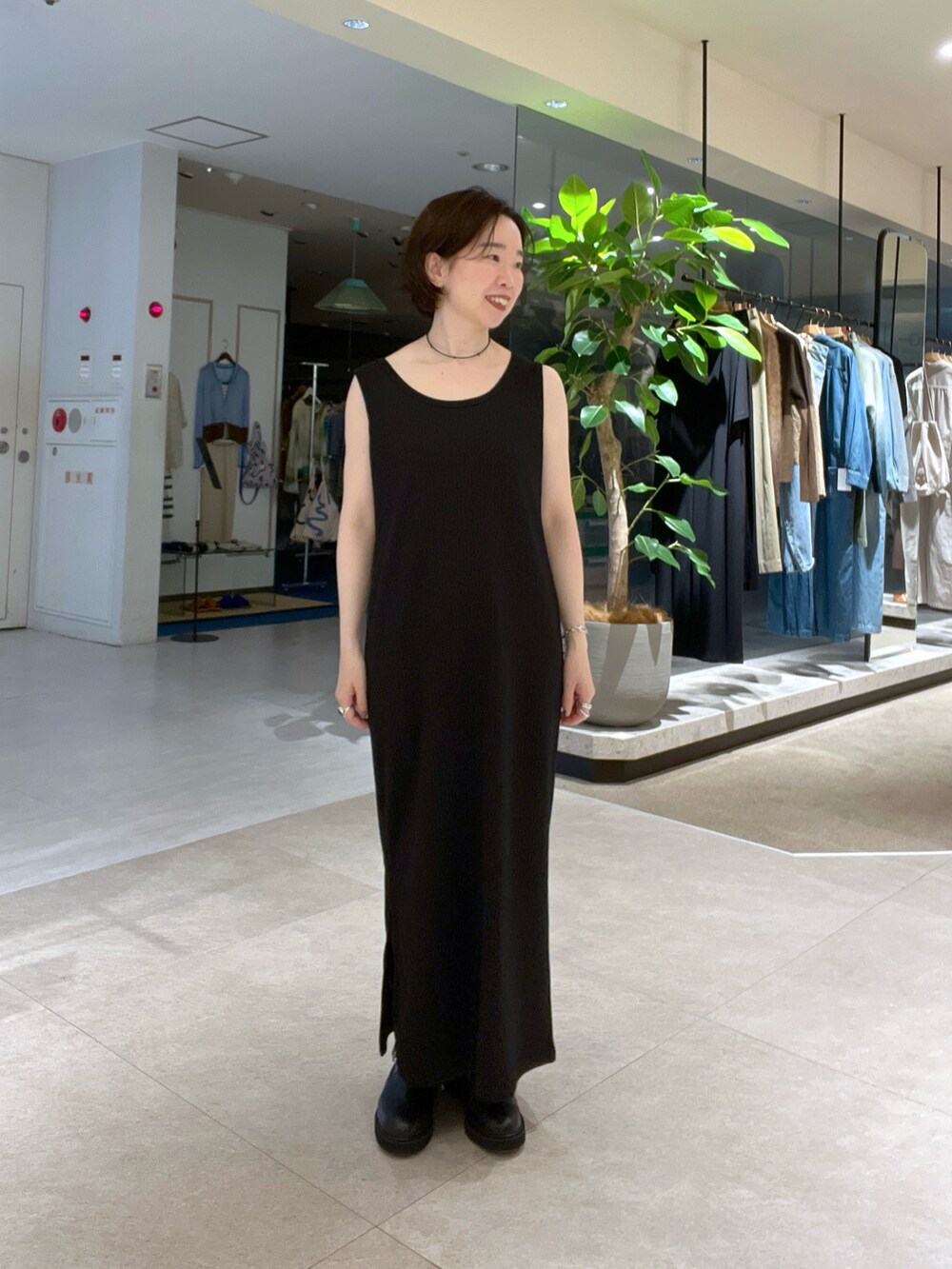 ブラック系のワンピース、グレー系のスウェット、ブラック系のショルダーバッグを着用したレディースの秋コーディネートの7枚目の写真