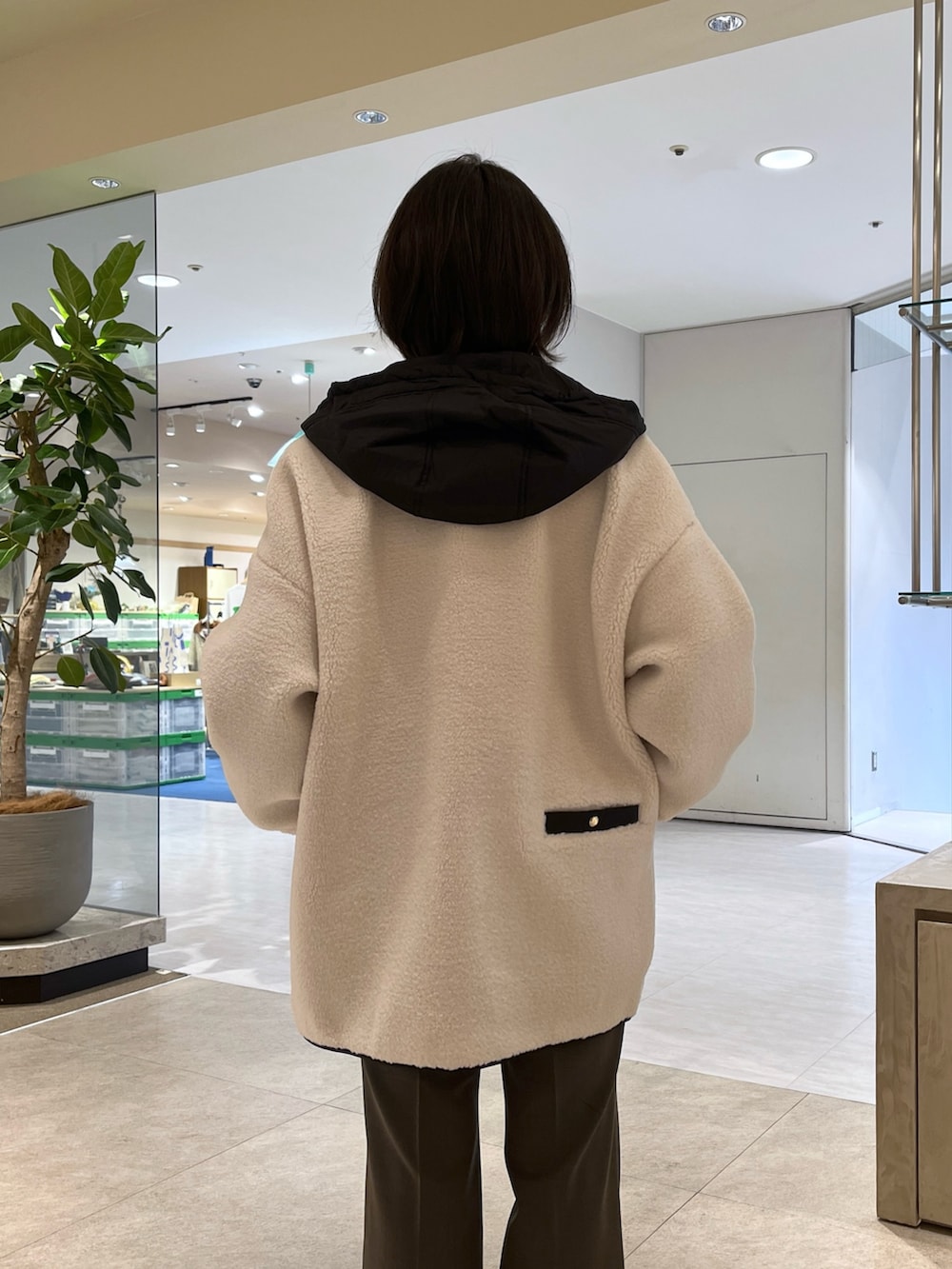 ブラック系のスウェット、ブラウン系のその他パンツ、ブラック系のボストンバッグを着用したレディースの秋コーディネートの6枚目の写真