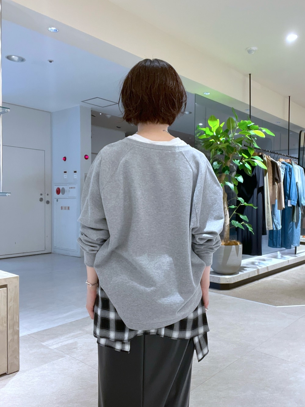 グレー系のスウェット、ブラウン系のハンドバッグ、ブラック系のシャツ/ブラウスを着用したレディースの秋コーディネートの6枚目の写真