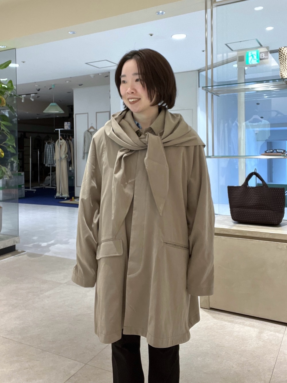 ベージュ系のその他アウター、ブラック系のその他パンツ、ブルー系のシャツ/ブラウスを着用したレディースの冬コーディネートの4枚目の写真